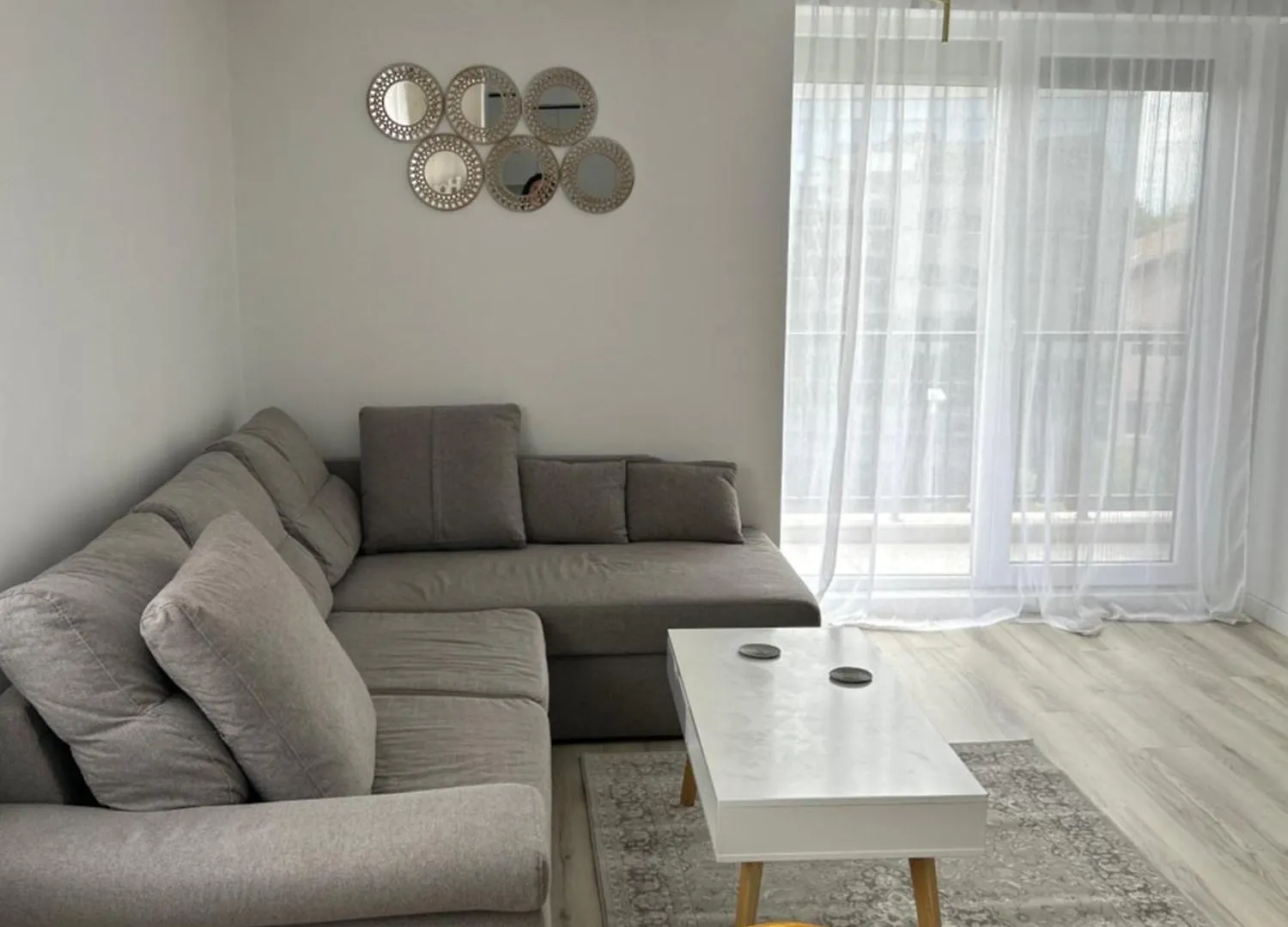 Apartment Cozi White Apartament Voluntari
